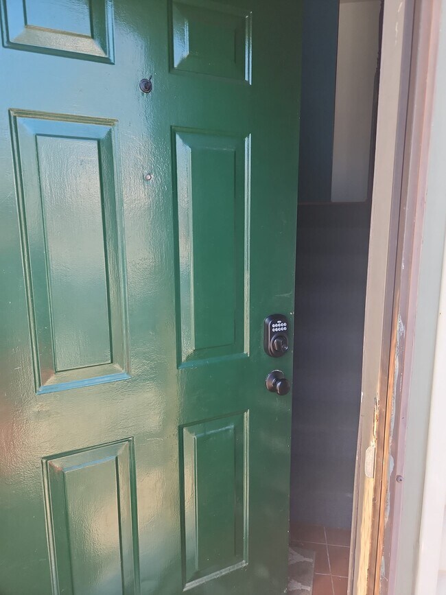 Puerta principal - 2116 Thaler Ave