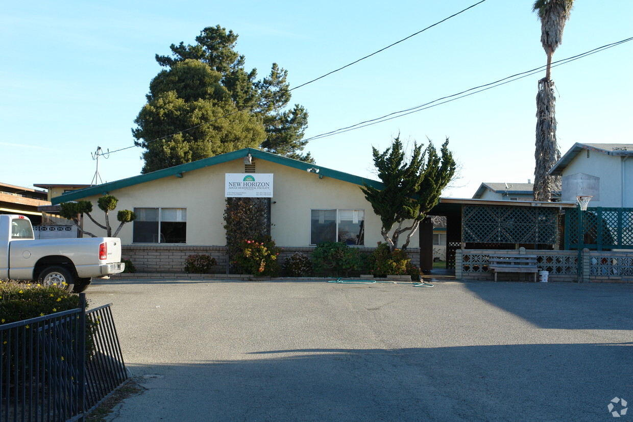 Primary Photo - 1121 E Laurel Dr