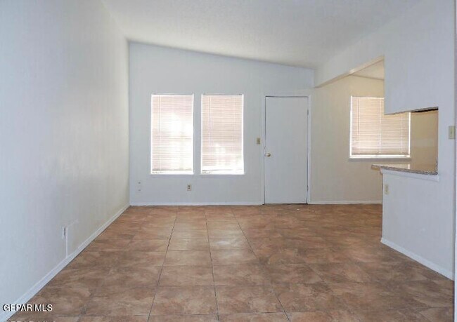 Building Photo - 2211 Lake Omega St