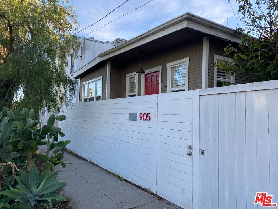 Primary Photo - 905 5th Ave