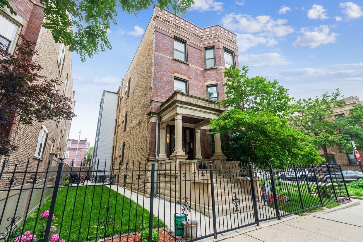 Primary Photo - 3701 N Lakewood Ave