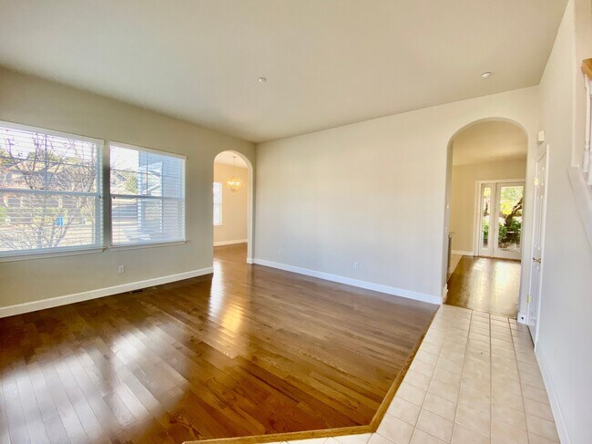 Building Photo - 979 Jasmine Ct