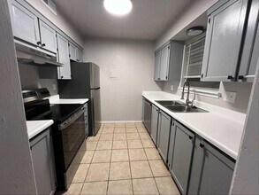 Building Photo - 1227 Lakecrest Dr