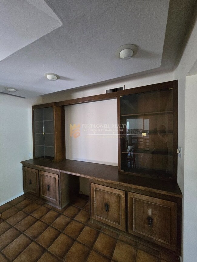 Building Photo - Vintage 3 Bedroom, 2 Bath Home with all the Modern Conveniences!!