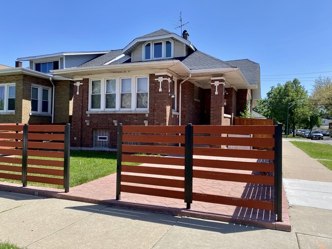 Building Photo - 4857 W Wellington Ave