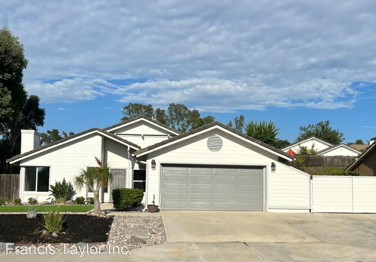 Primary Photo - 5 br, 2 bath House - 1722 Casero Place