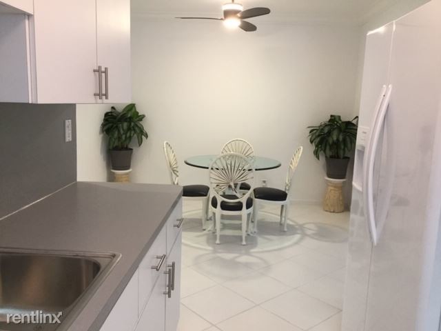 Foto del edificio - 7327 Dickens Ave