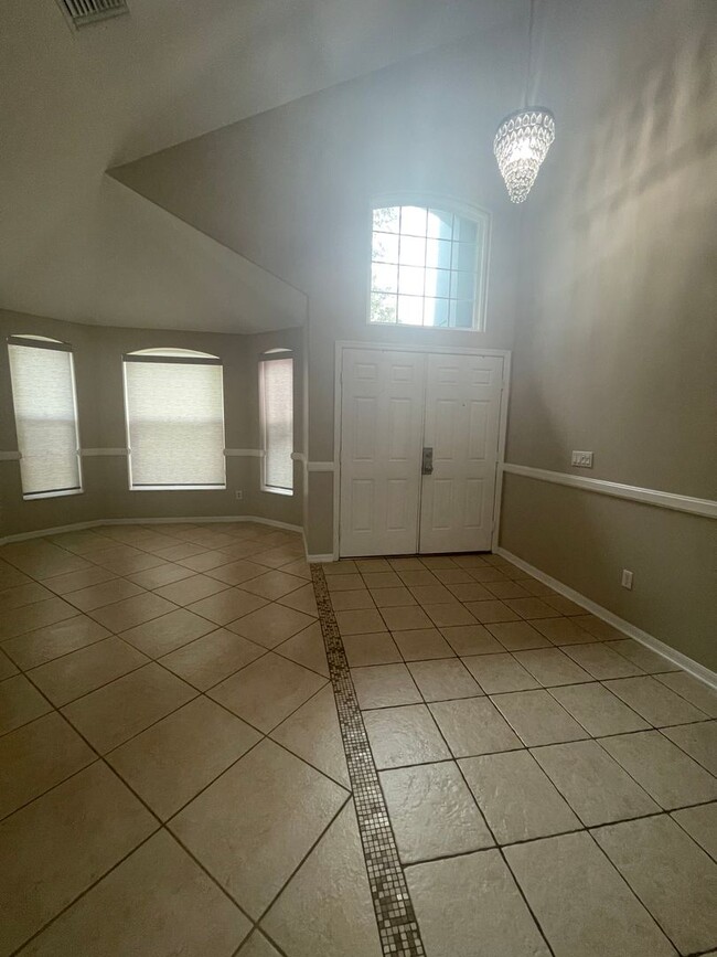 Building Photo - Beautiful 4 Bedrooms / 2.5 Bath - Pool Hom...