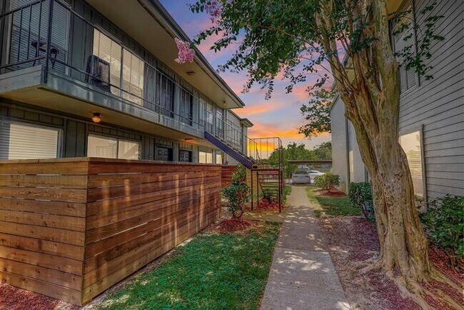 Foto del edificio - 707 El Dorado Blvd