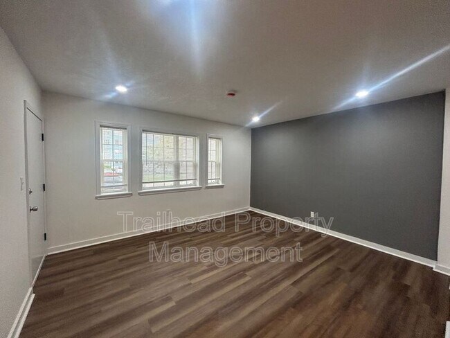 Foto del edificio - 6413 Brookside Rd