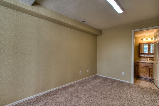 Building Photo - West Side, 3 bed 2 bath, Garage, available...