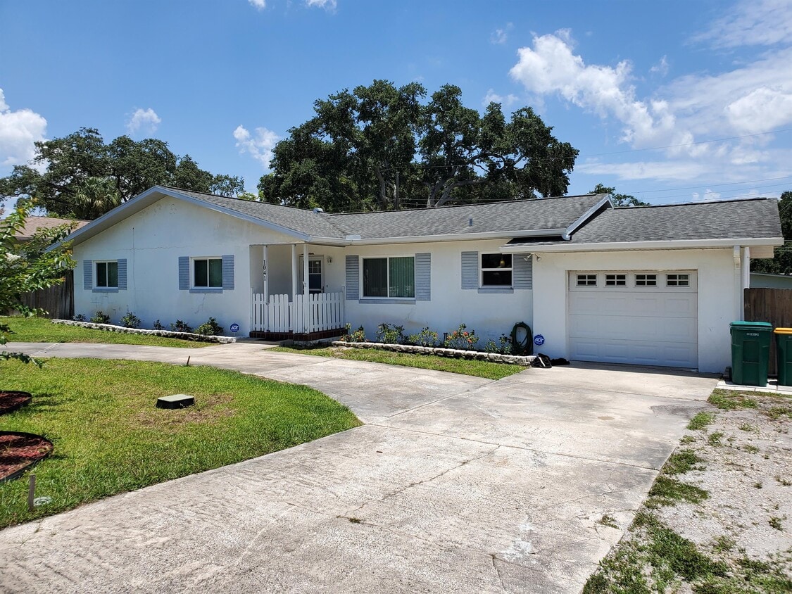 Primary Photo - 1041 Indian Rocks Rd