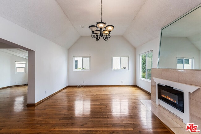 Foto del edificio - 459 S Bundy Dr