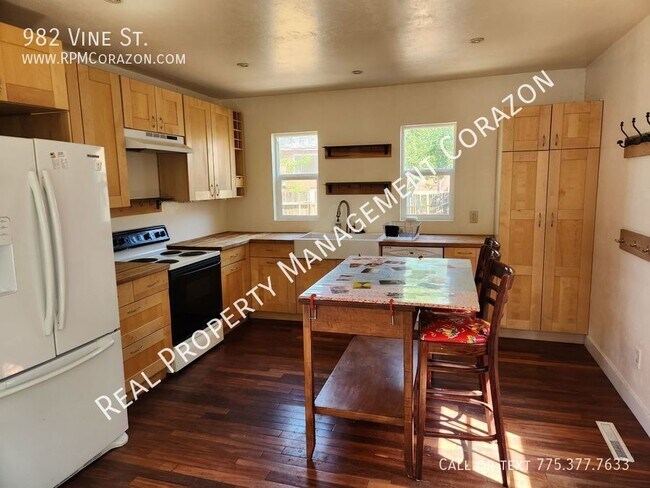 Building Photo - 3 bed+bonus room, 2 bath house close to Ra...