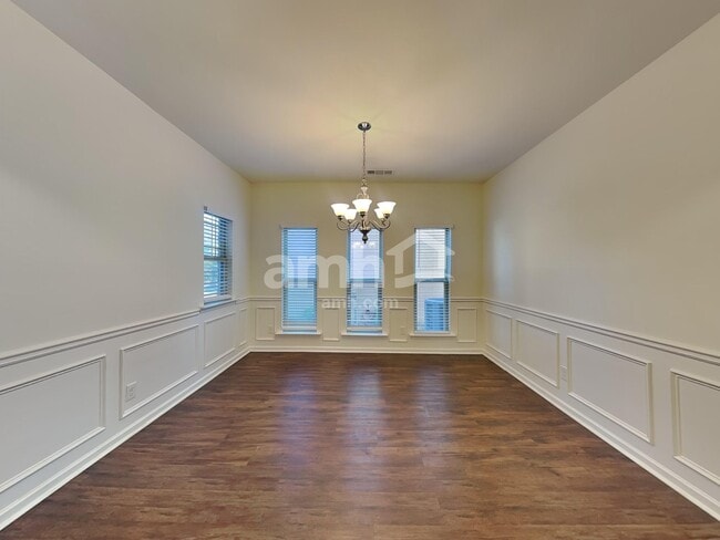 Building Photo - 1522 Balvaird Dr SE