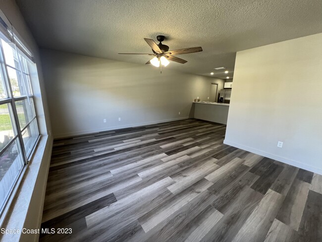 Building Photo - 1095 Coronado Dr