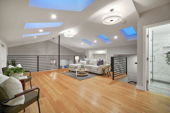 Foto del edificio - 1683 Newcomb Ave