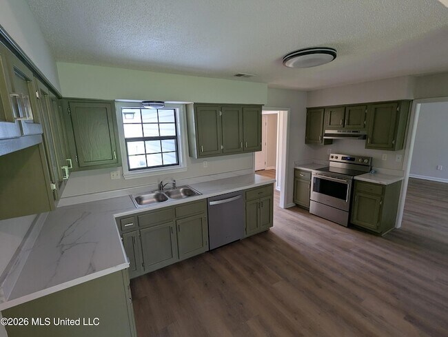 Building Photo - 5640 Ingleside Dr