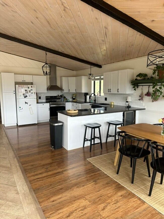 Foto del edificio - Quiet Country Home 3 bedroom 2.5 bath log ...
