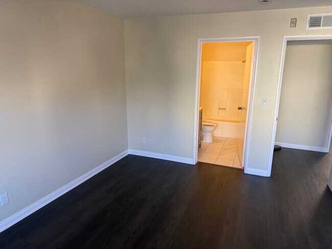Baño principal contiguo al baño - 9920 Jordan Ave