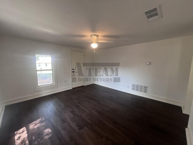 Foto del edificio - Remodeled 3 bedroom3 bathroom house