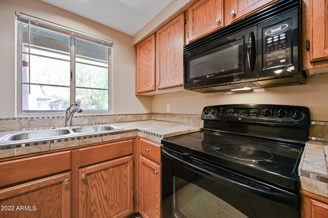 Foto del edificio - 9451 E Becker Ln