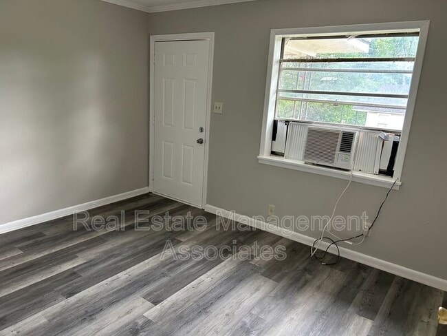 Building Photo - 206 Austin St