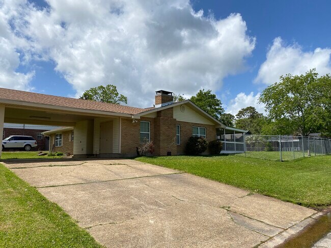 Building Photo - 15206 Royal St