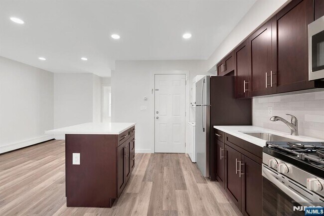 Foto del edificio - 561 Broad St