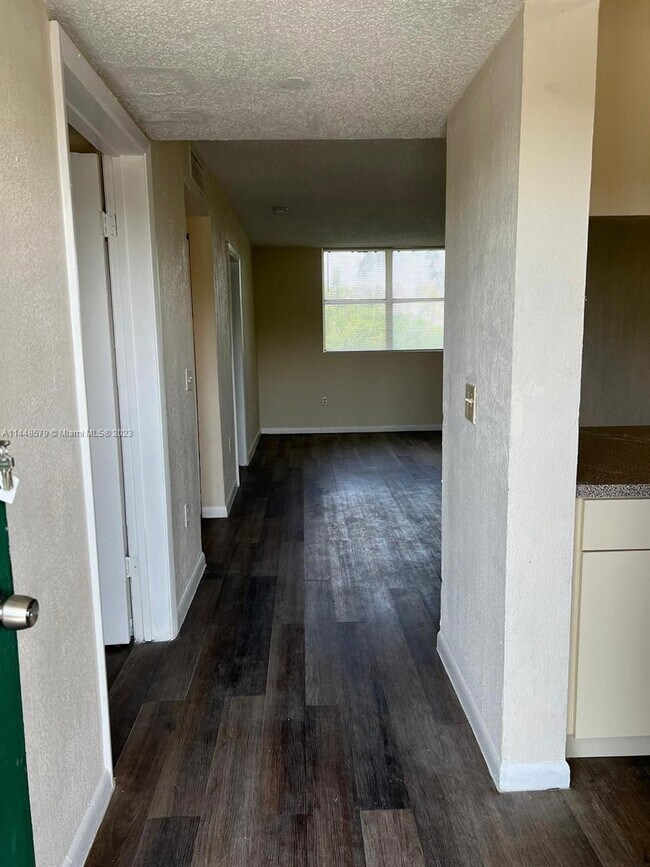 Foto del edificio - 1225 NW 103rd Ln