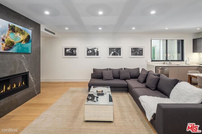 Foto del edificio - 2 br, 2.5 bath Condo - 615 N West Knoll Dr...