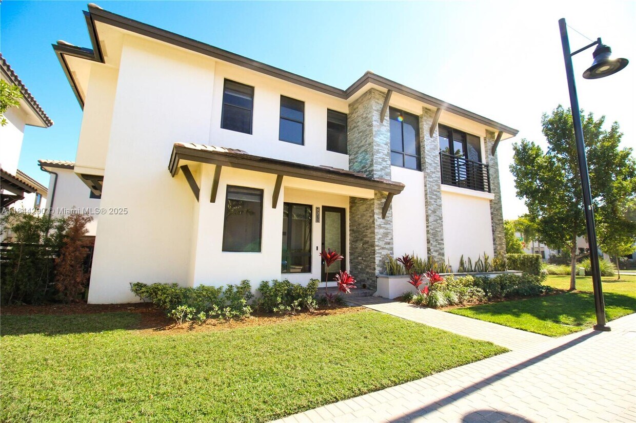 Foto principal - 4311 NW 82nd Ave