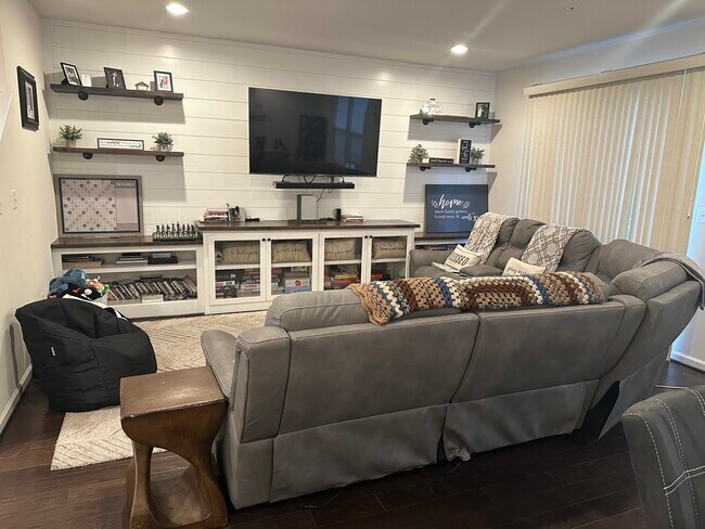 Foto del edificio - 5640 Scott Ridge Pl