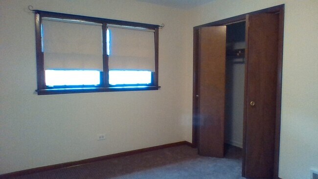 Dormitorio con ventana sur y armario de 12,5 x 11,5 - 2214 N 74th Ct