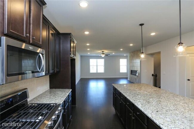 Foto del edificio - 4 br, 3.5 bath Townhome - 3357 Evermore Pkwy