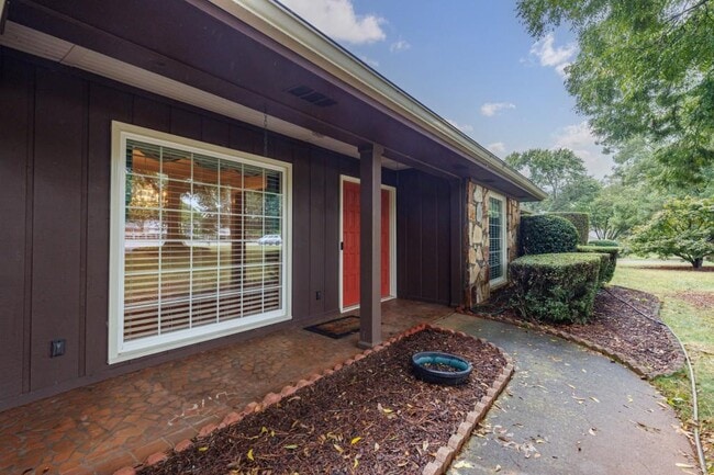 Building Photo - 585 W Crossville Rd