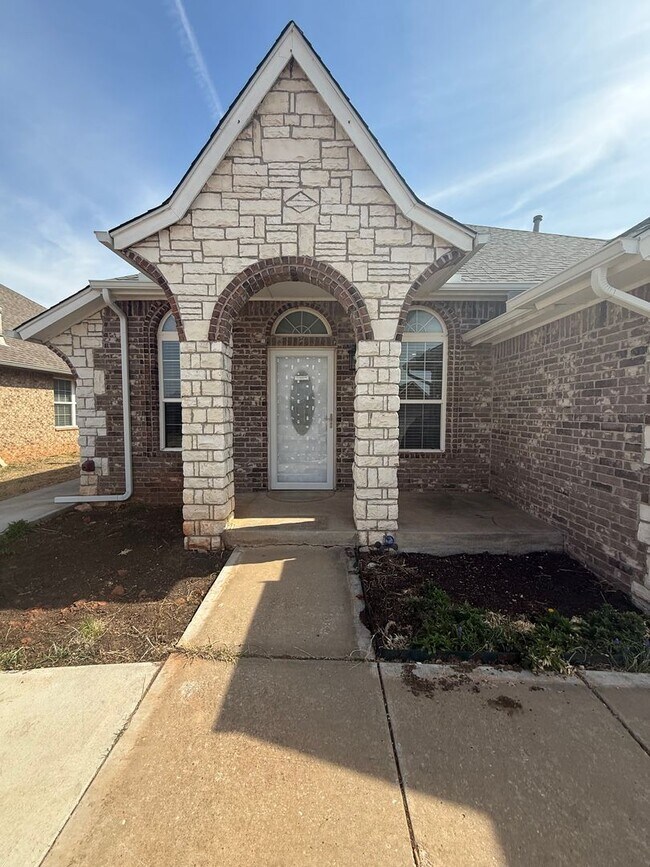 Foto del edificio - 3 bed, 2 living area, 2.5 baths with storm shelter gazebo!  This home has everything you need, ca...