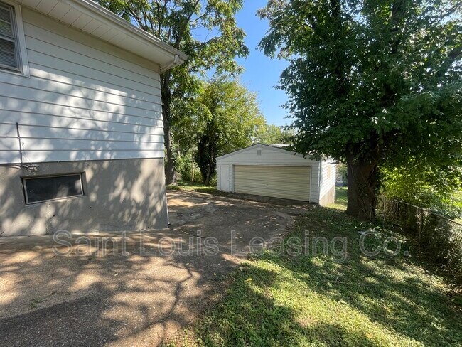 Building Photo - 610 Superior Dr