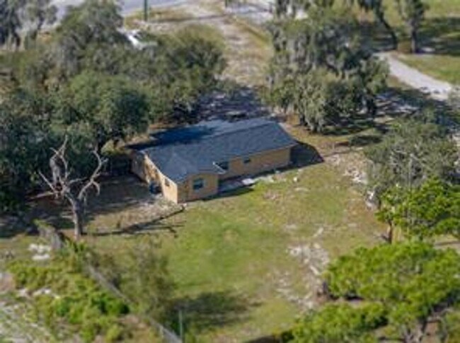 Foto del edificio - Discover the charm of this delightful home nestled in the serene and welcoming community of North...