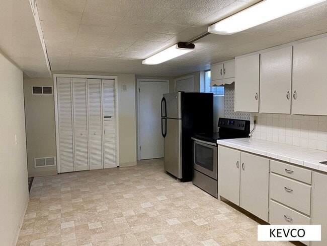 Building Photo - 1017 Castlerock Dr