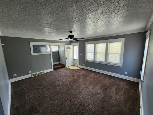 Building Photo - 3 Bedroom House