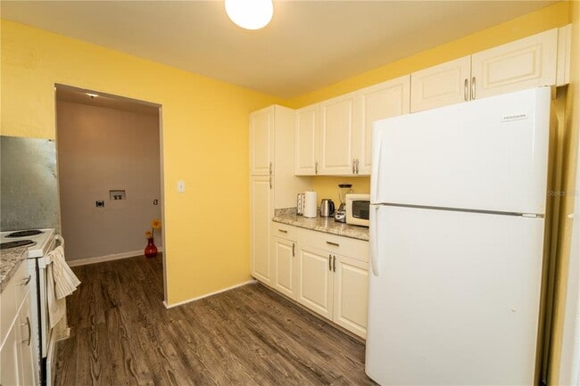 Building Photo - 433 S Lee Ave