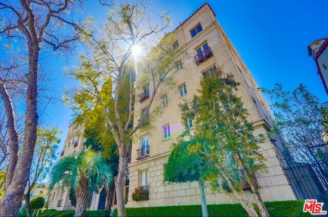 Building Photo - 109 N Sycamore Ave