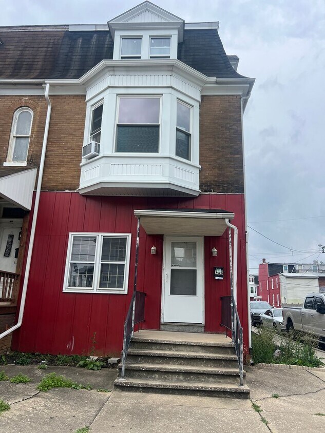 Primary Photo - 758 W King St