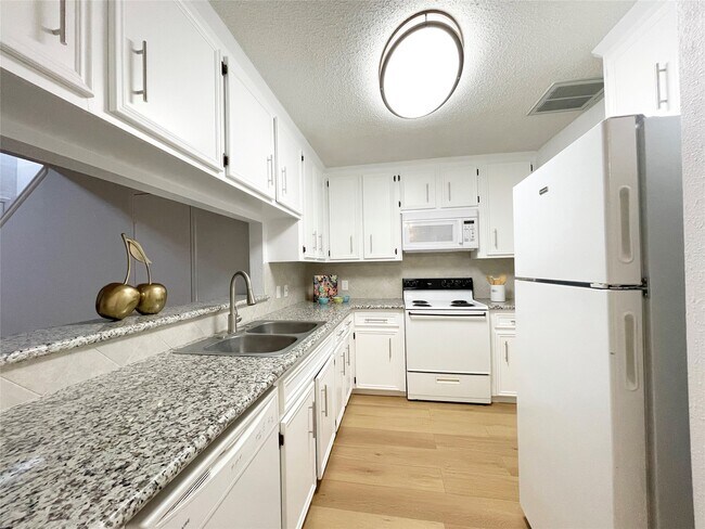 Foto del edificio - 13716 Hollowgreen Dr