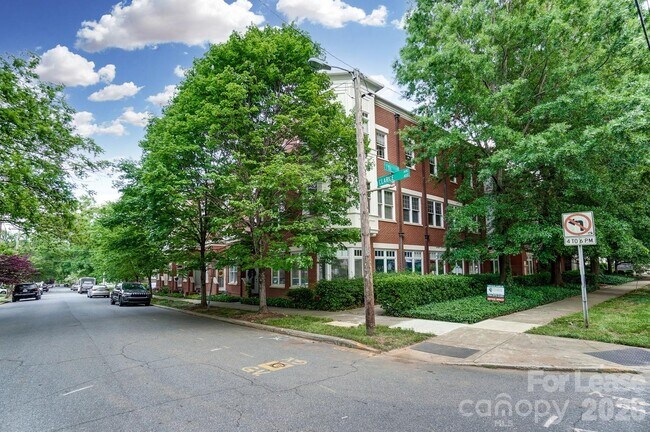 Foto del edificio - 400 Clarice Ave