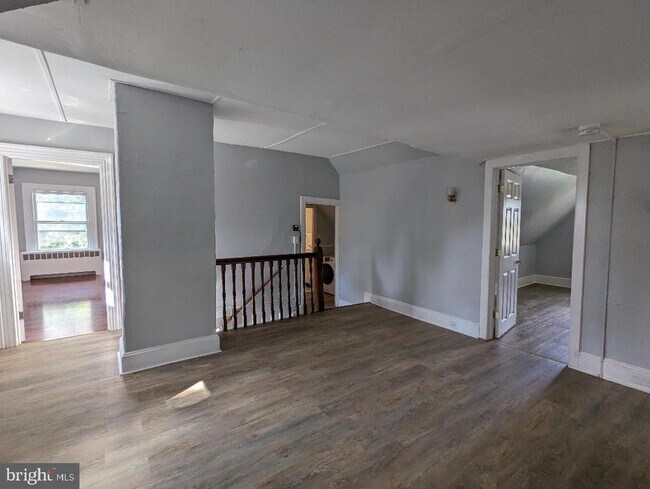 Building Photo - 511 Evesham Ave E