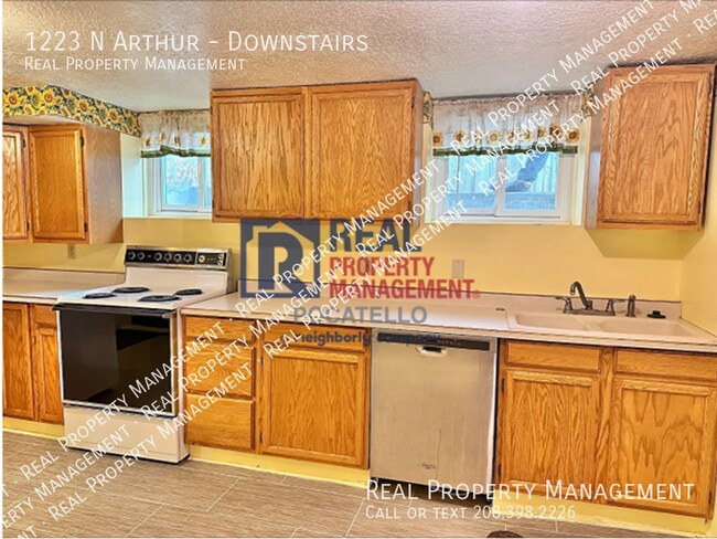 Foto del edificio - 1223 N Arthur-Downstairs