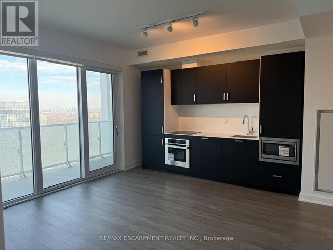 Building Photo - 88 Queen St E