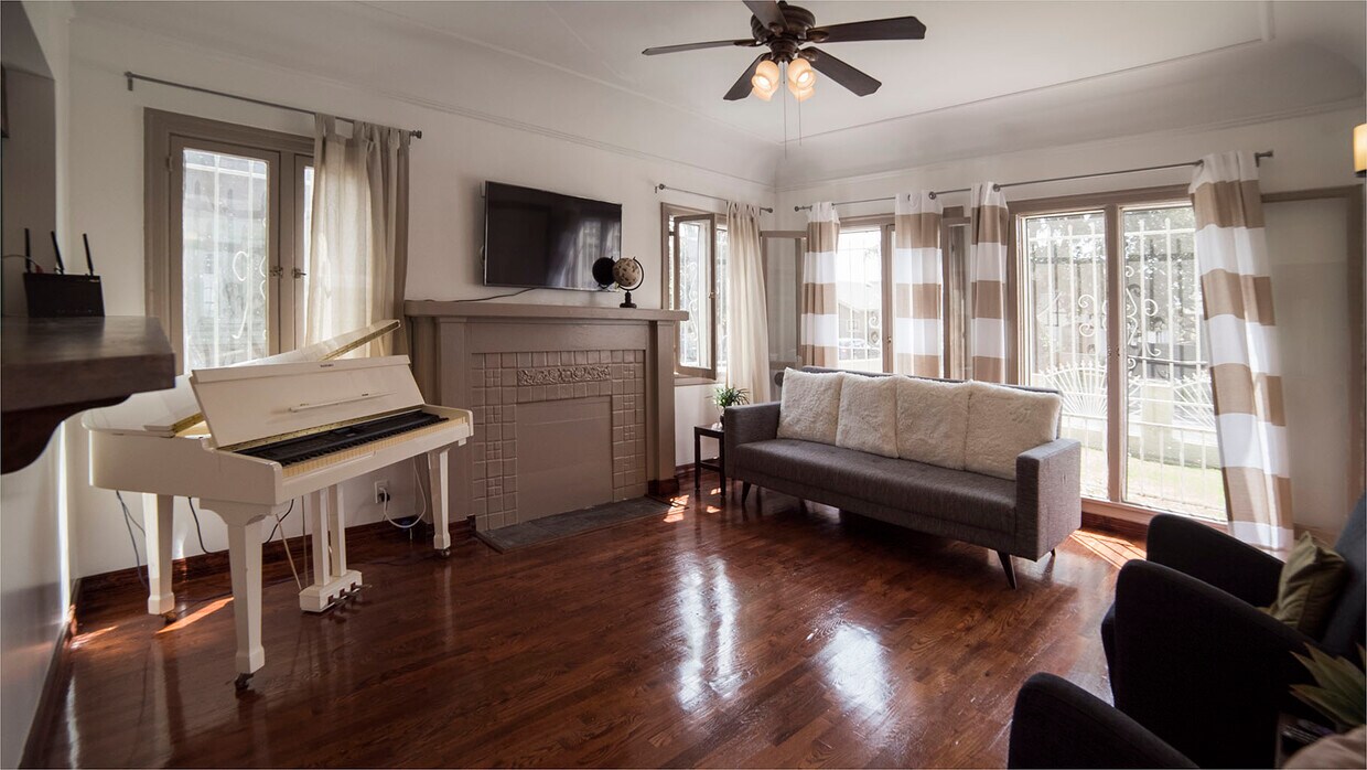 Sala de estar - 2406 5th Ave